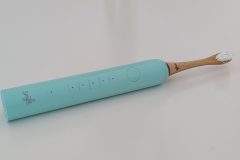 Schlichte Eleganz: Die Smyle E-Brush in Türkis setzt mit Bambus-Bürstenkopf und reduziertem Design auf Nachhaltigkeit und moderne Optik. (Bild: Testsieger.de)