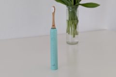 Standfest im Alltag: Die Smyle E-Brush bleibt dank ihrer Form sicher stehen – ein funktionaler Pluspunkt für das tägliche Zähneputzen. (Bild: Testsieger.de)